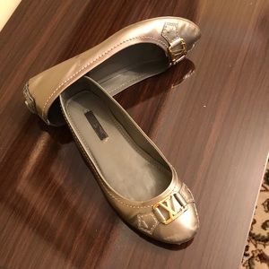 Used glossy patent leather oxford flats